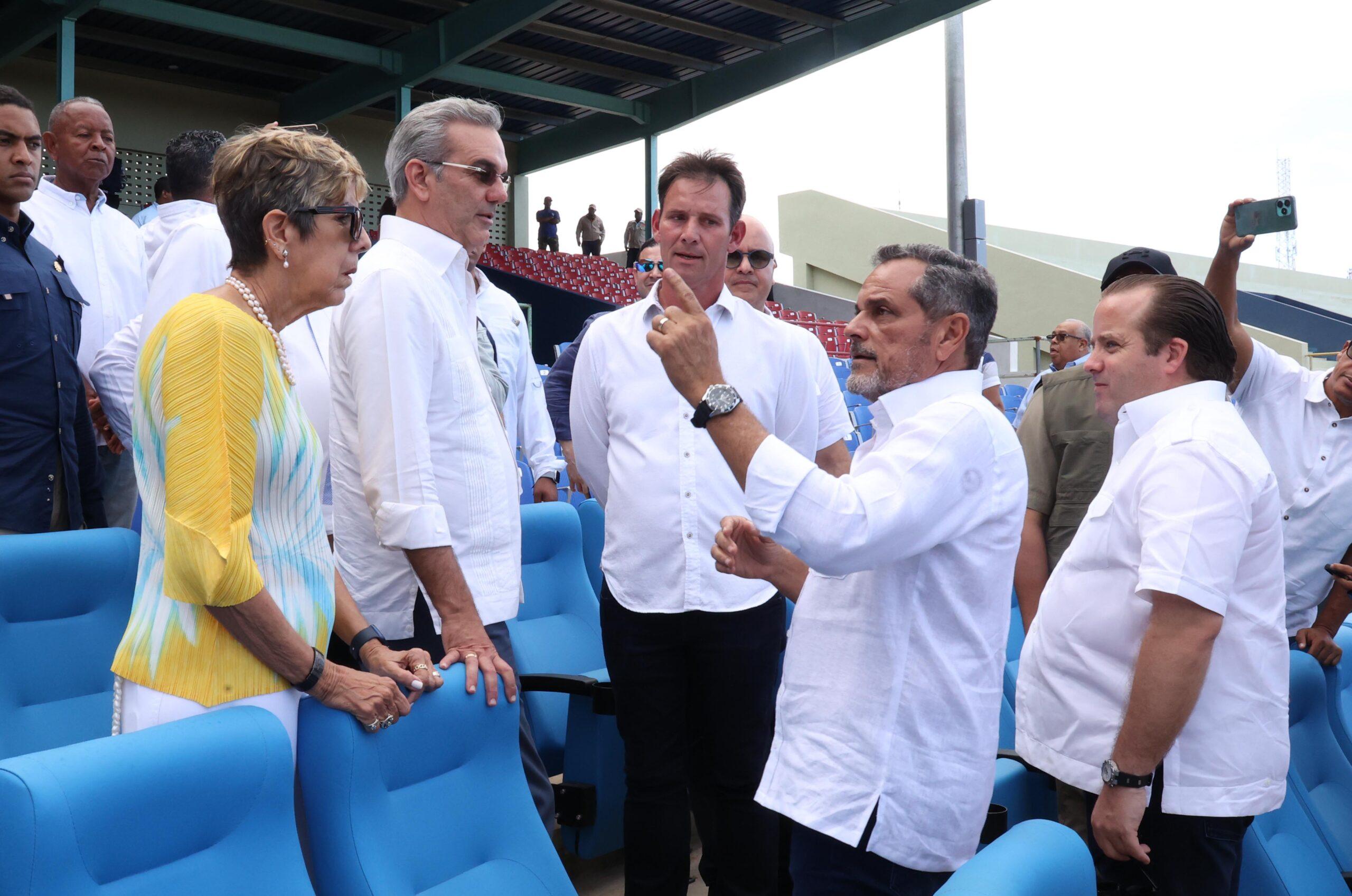 El Comisionado Nacional de Béisbol, Junior Noboa, le explica al presidente Luis Abinader sobre los trabajos realizados en el Estadio José Briceño de Puerto Plata.