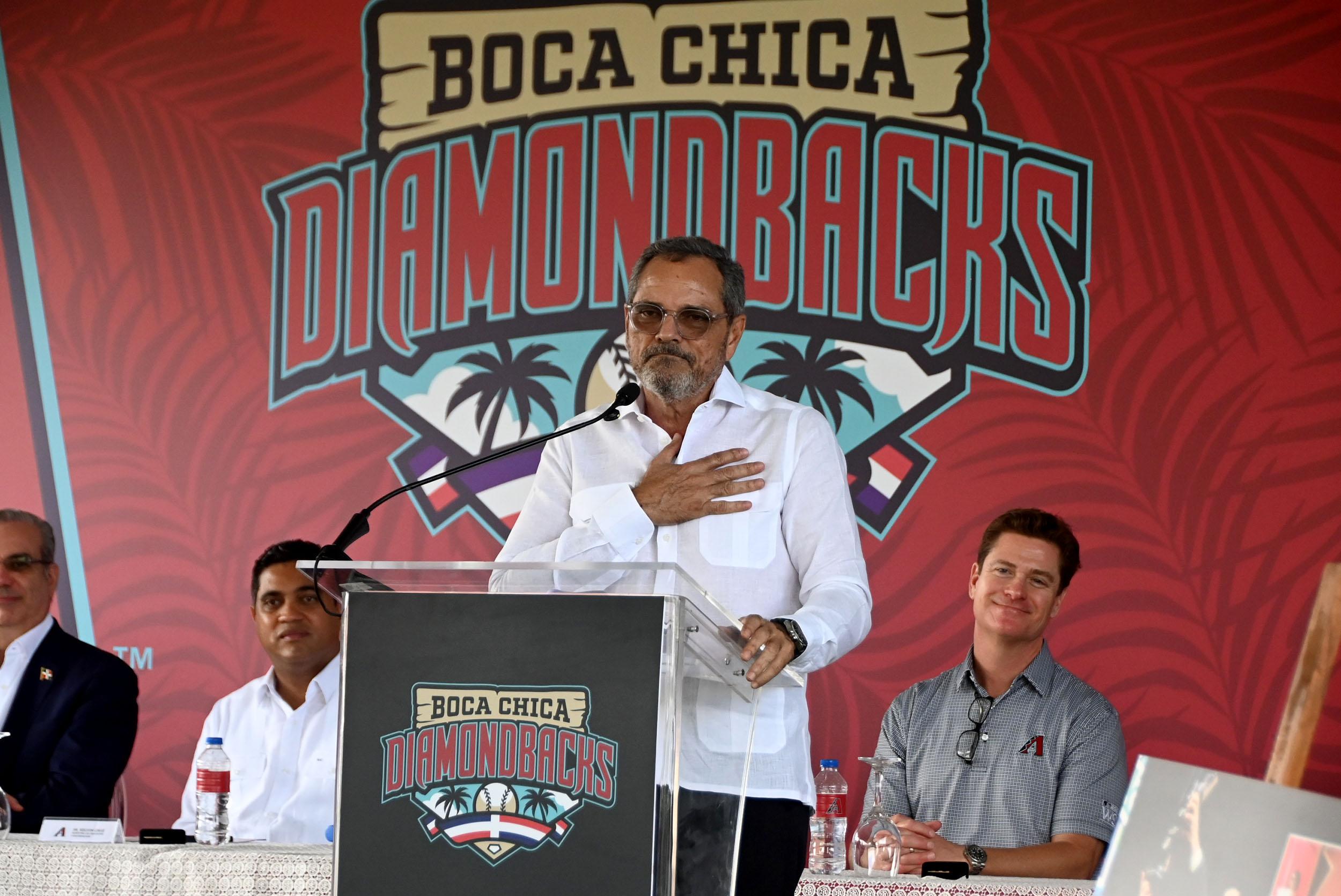 Junior Noboa habla a los presidente durante la inauguración de la academia de los Diamonbacks de Arizona.