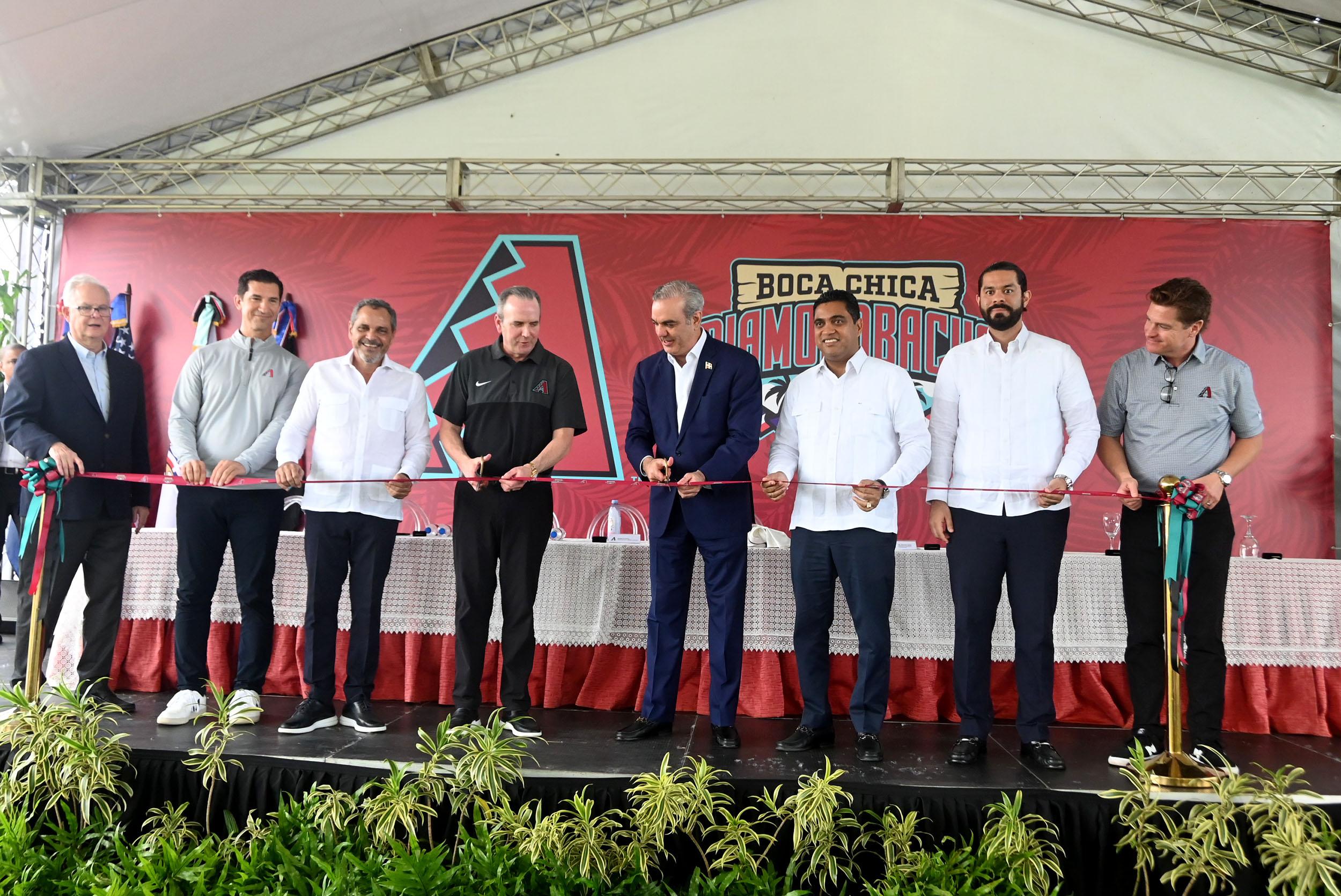 Junior Noboa junto al presidente Luis Abinader y los ejecutivos de Arizona en el corte de la cinta.