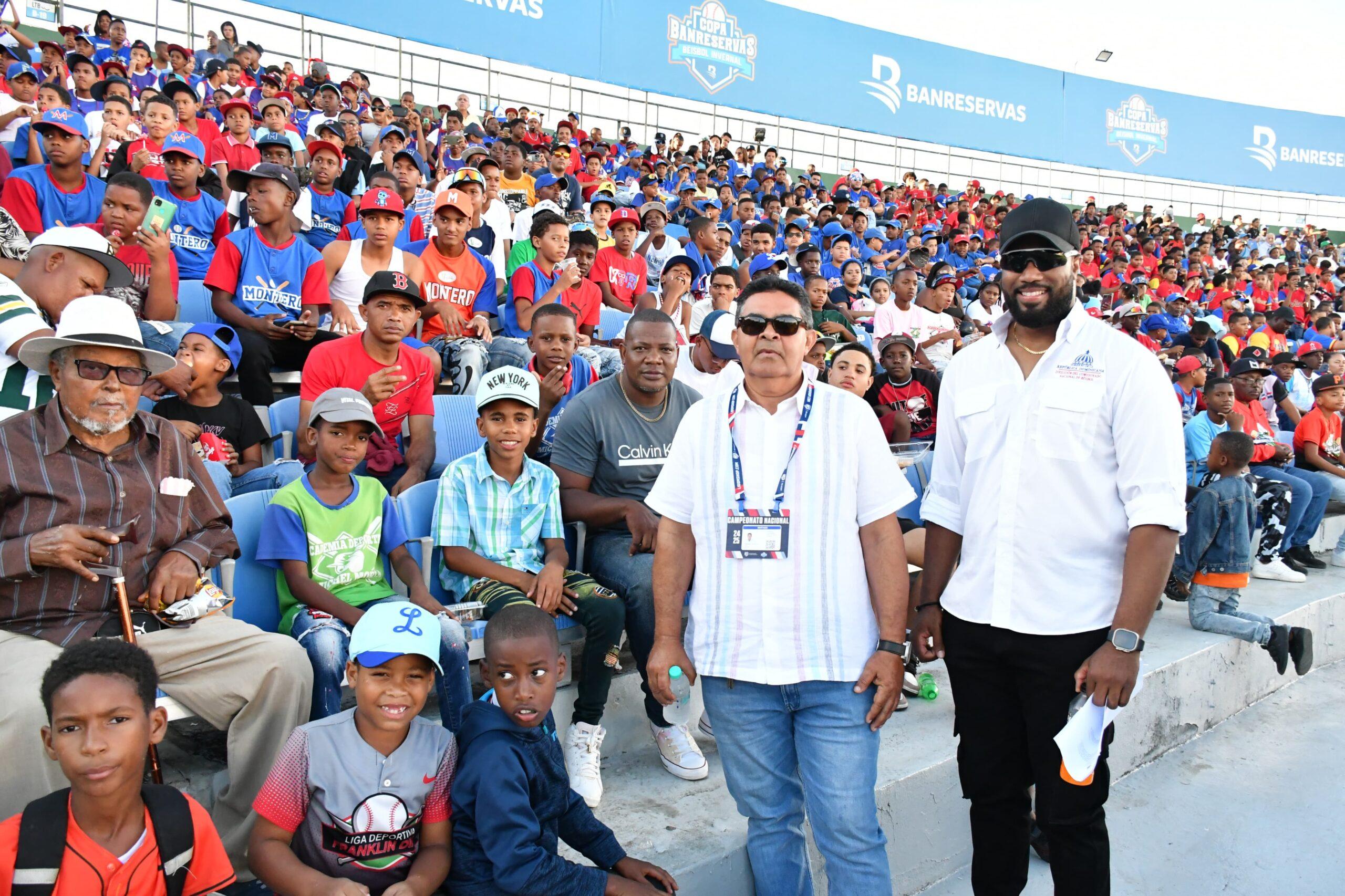 Diógenes De La Cruz y Sócrates Aguasvivas , encabezaron el personal de la DCNB que organizó el encuentro con los niños en el Estadio Quisqueya Juan Marichal.