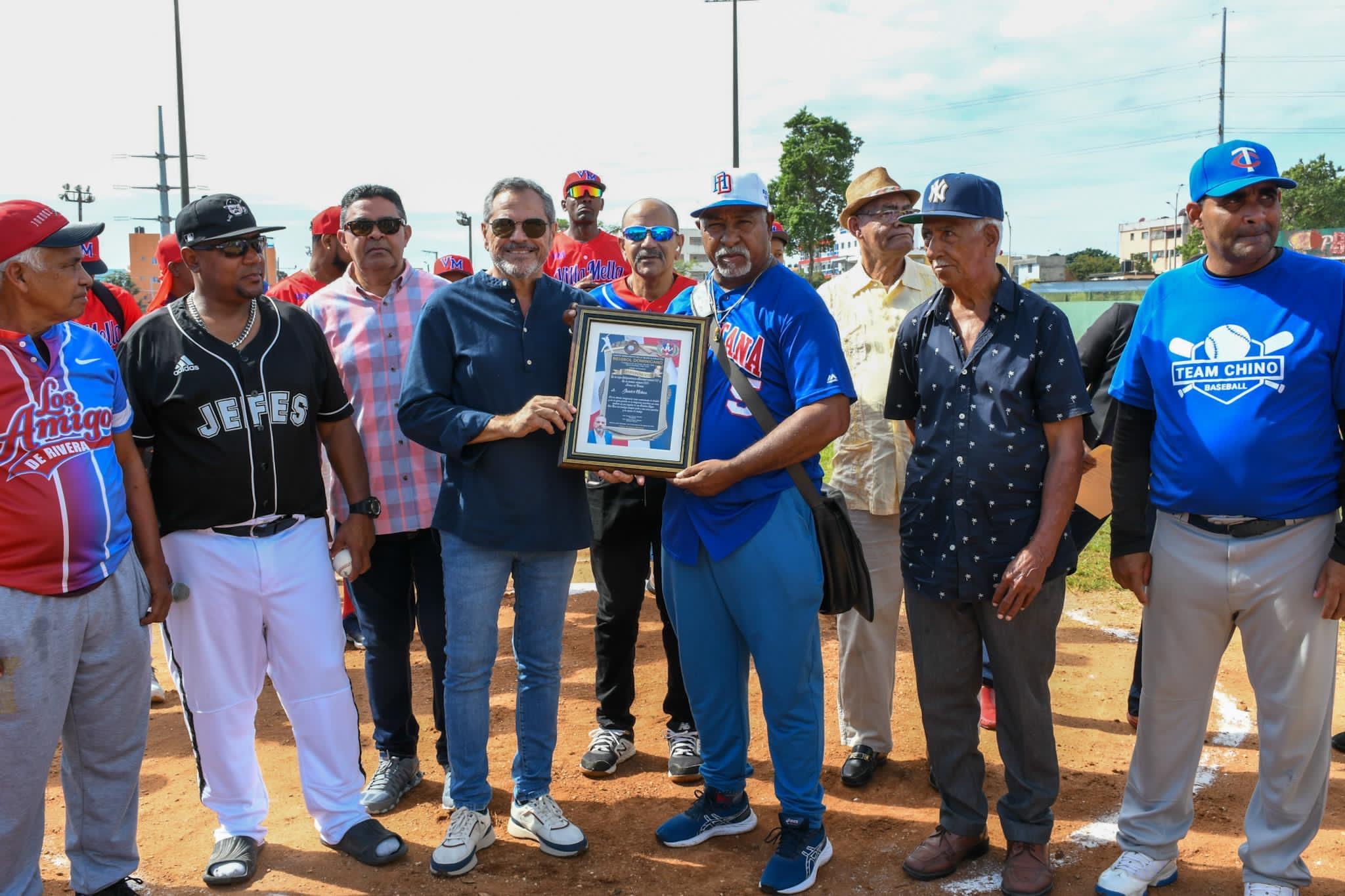 Junior Noboa, Comisionado Nacional de Béisbol, al momento de ser reconocido por el Comité Permanente de las Viejas Glorias, previo a la inauguración 45 de su torneo de béisbol.