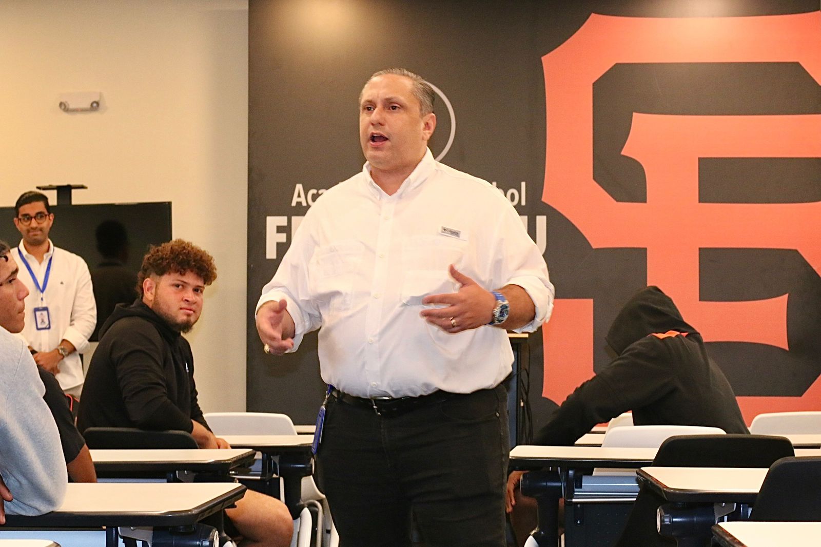 Fernando Rodríguez, encargado del departamento de educación de la DCNB mientras explicaba la importancia de representar con orgullo y gallardía la camiseta que exhiben.