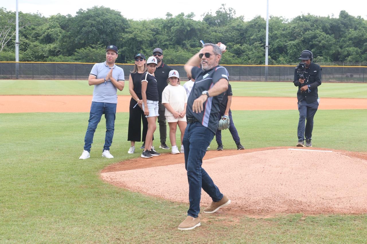 Junior Noboa, Comisionado Nacional de Béisbol, hizo el lanzamiento de la primera bola.