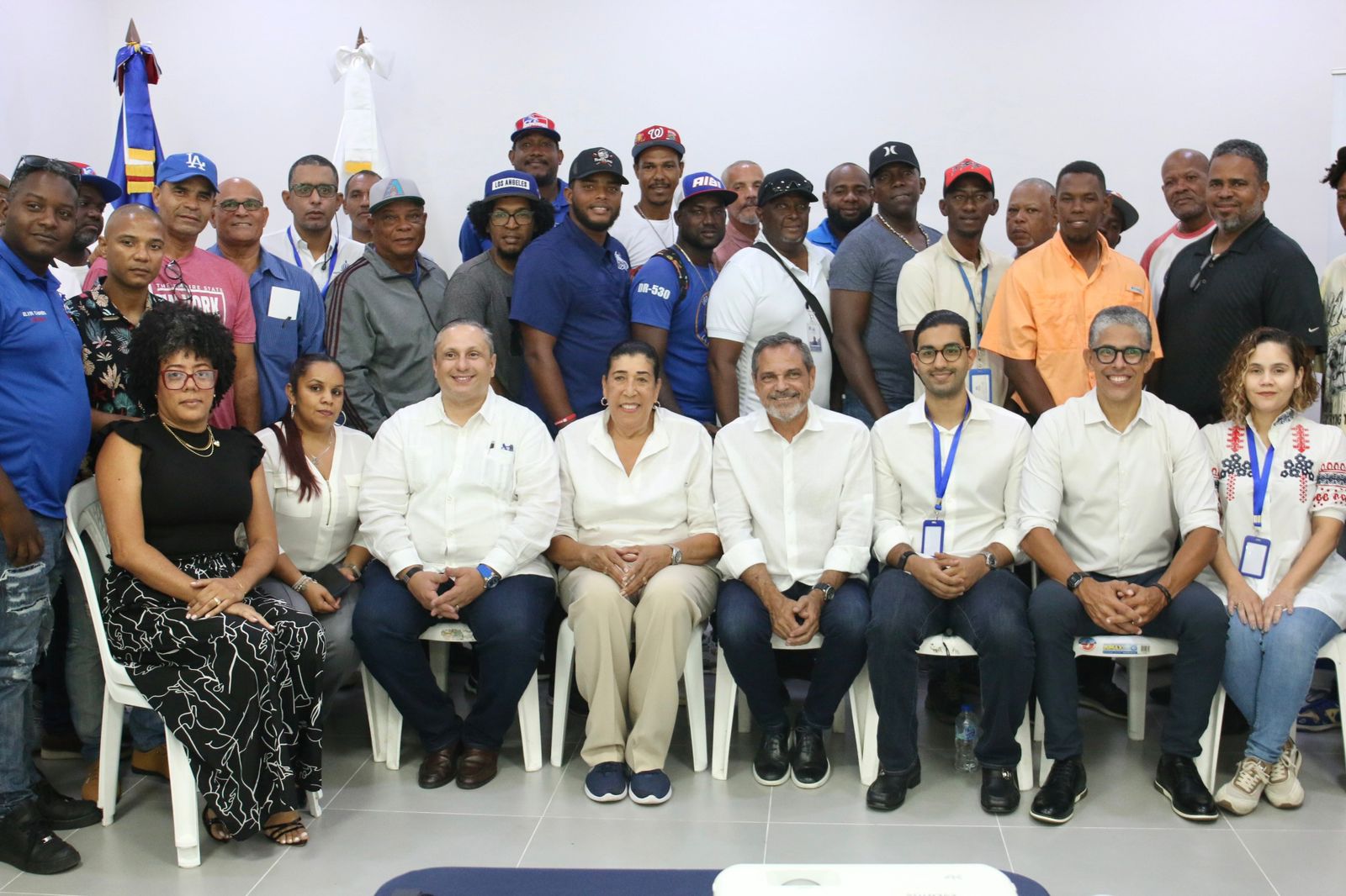 Junior Noboa, Director ejecutivo de la Dirección del Comisionado Nacional de Béisbol y Heyda Joaquín, directora del departamento de capacitación figuran junto a los expositores y entrenadores que participaron en el curso taller.