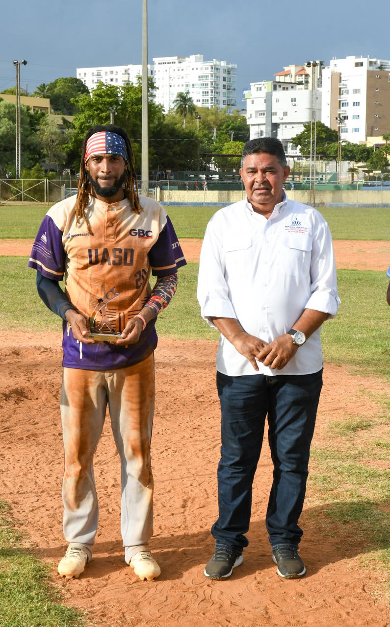 Diógenes De la Cruz entrega a Miguel De la Cruz el premio de Jugador Más Valioso de la cuarta versión de la Liga de Béisbol Universitario.