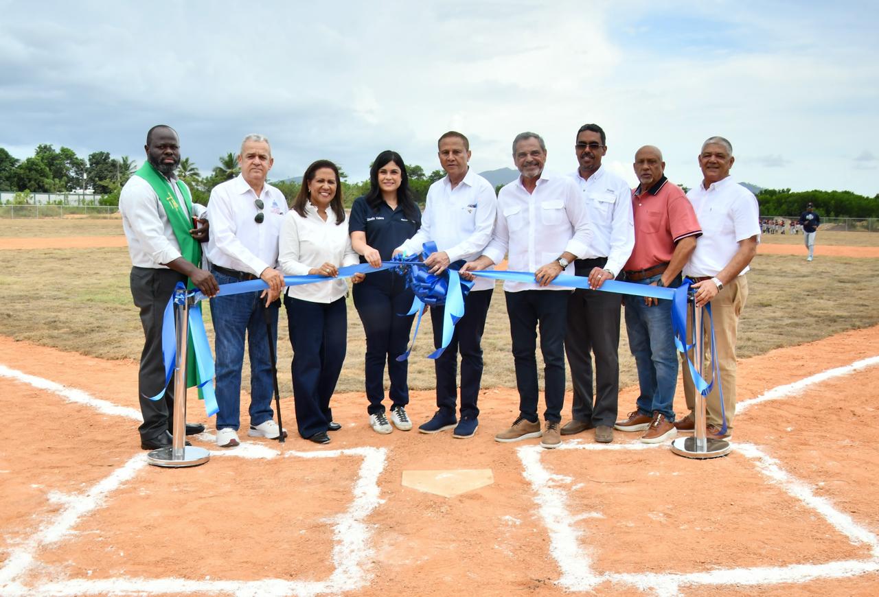 Gisselle Valera, presidenta de Barrick Pueblo Viejo; Isaac Luciano, gerente general; Cristiana Rodríguez de Alba, gobernadora provincial de Sánchez Ramírez, juntos a Junior Noboa, comisionado nacional de béisbol encabezan el corte de cinta durante la entrega del campo de béisbol.