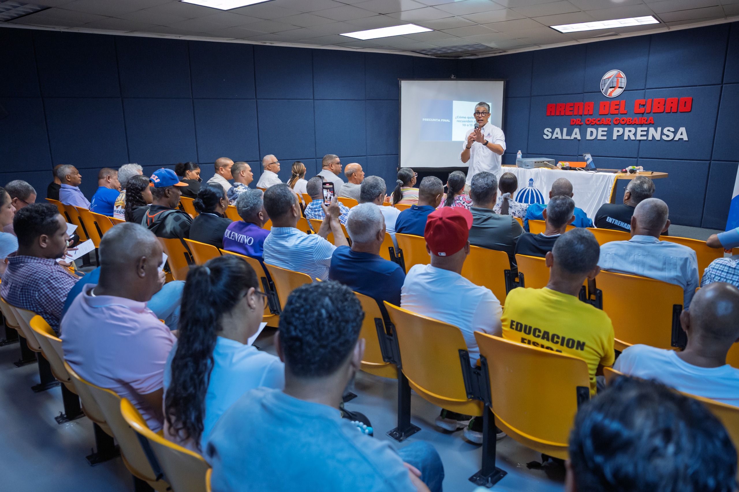 Daniel Ramírez al momento de ofrecer la charla de motivación y desarrollo al grupo de entrenadores quienes tienen sus programas de béisbol en Santiago.