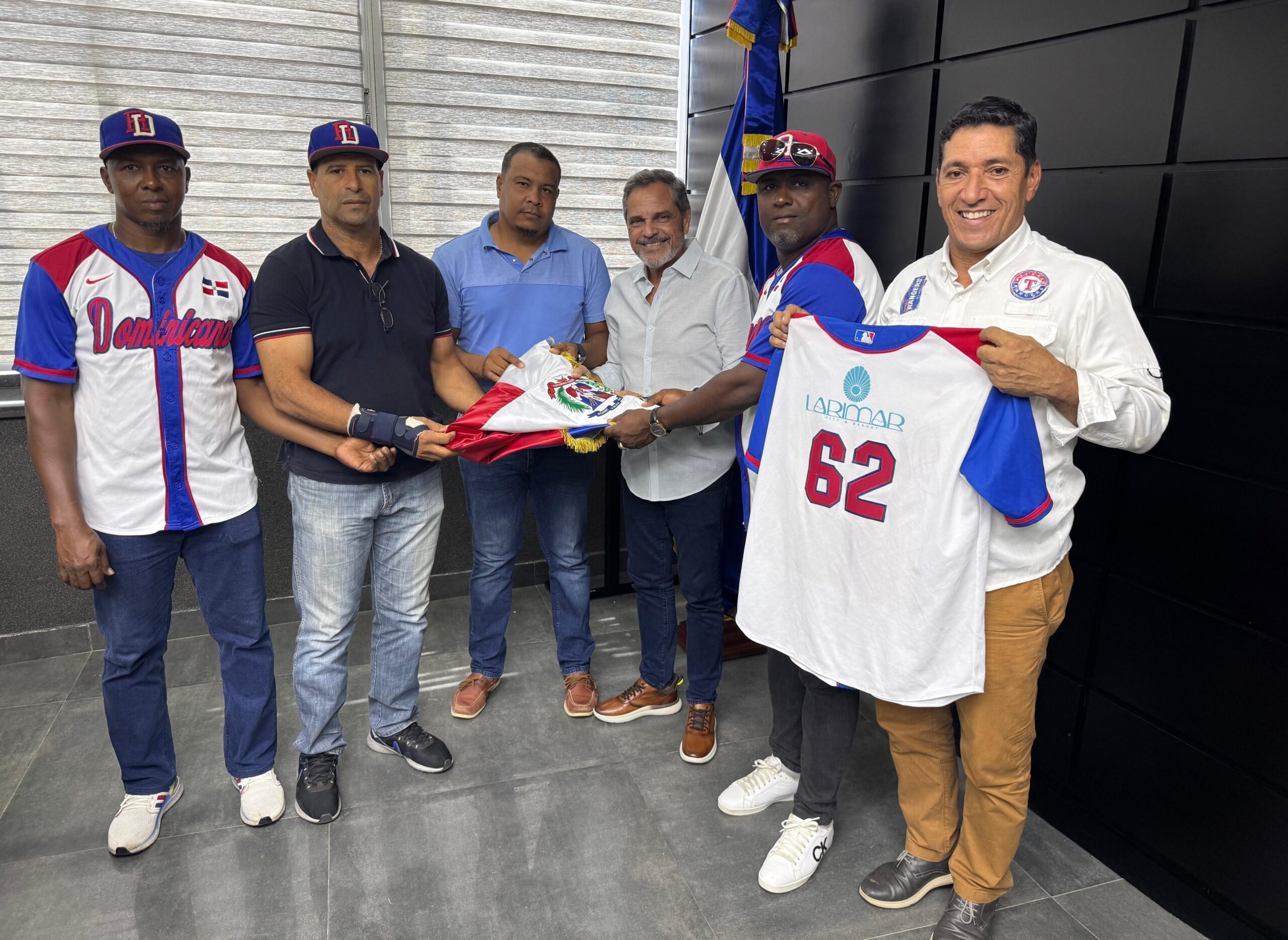 El comisionado de Béisbol, Junior Noboa, entrega bandera al equipo que representará a República Dominicana en el campeonato de Viejas Glorias