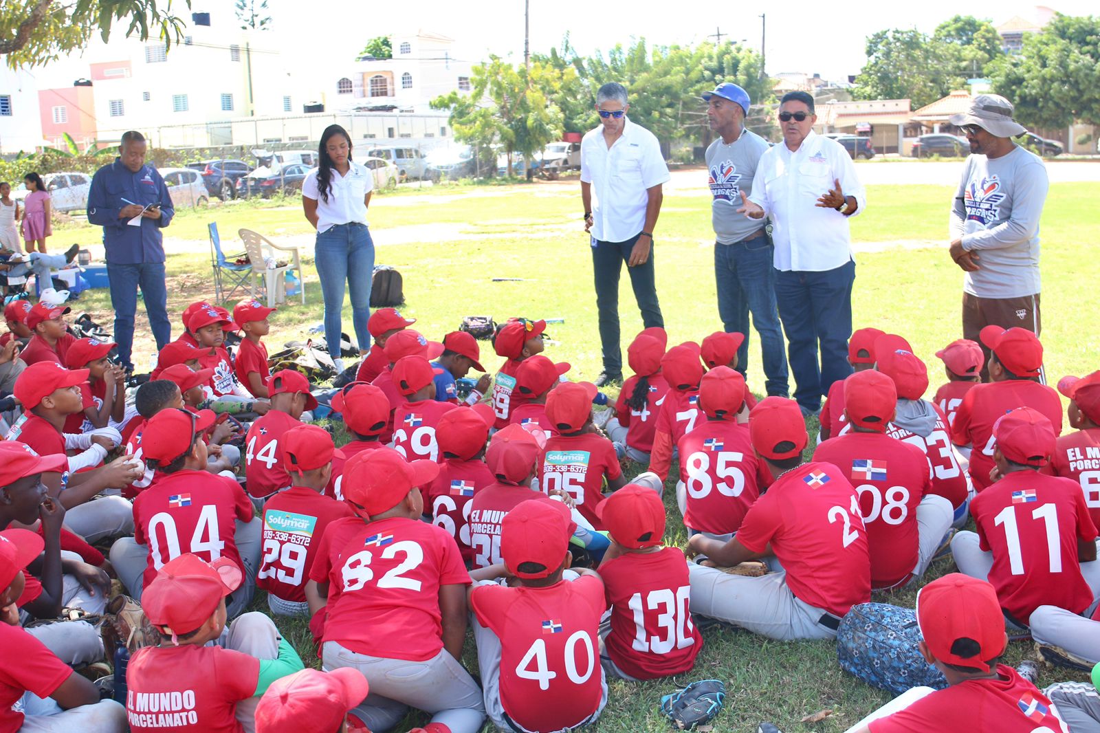 Diogenes De la Cruz, asistente del Comisionado de Béisbol junior Noboa, mientras explica a los niños sobre la importancia de la educación para llegar a convertirse en buenos peloteros y mejores ciudadanos.