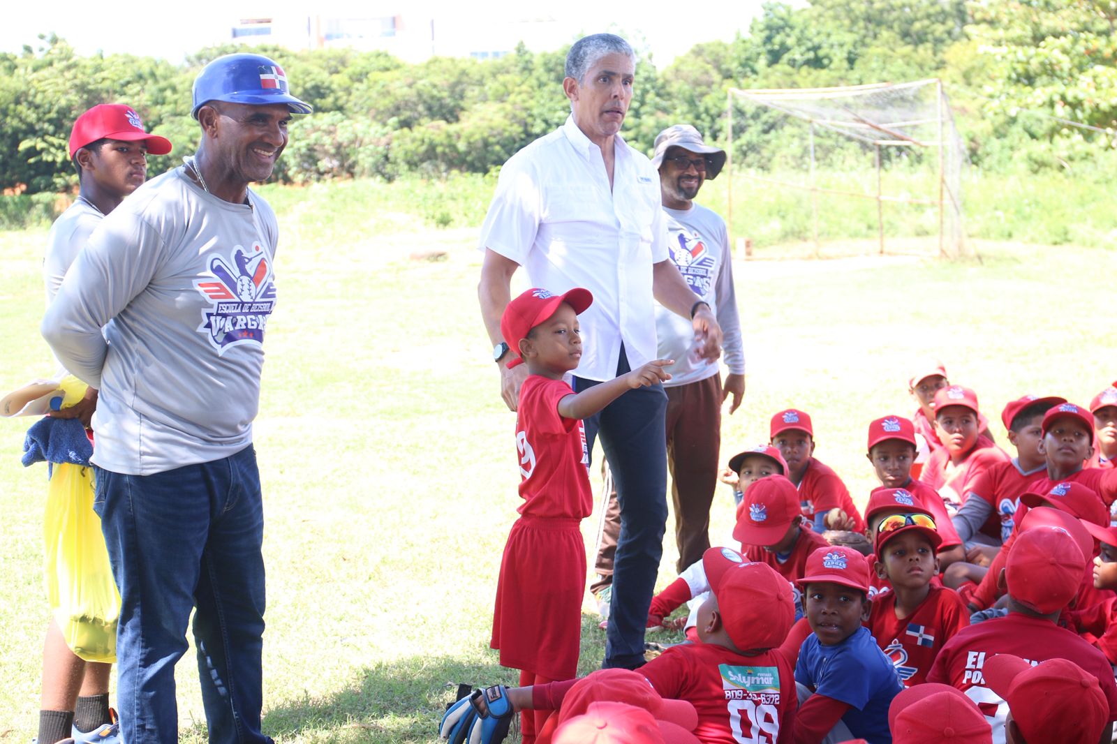 Daniel Ramírez, sicologo expone su tema a jóvenes peloteros de la Escuela de Béisbol Vargas, sobre la forma en que deben combinar su talento con la disciplina en el terreno.