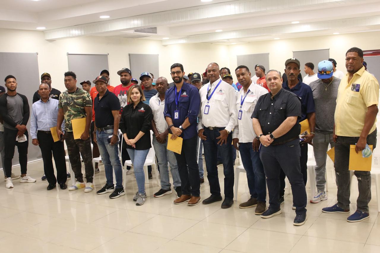 Ejecutivos de la DCNB junto a entrenadores que participaron en la jornada de registro