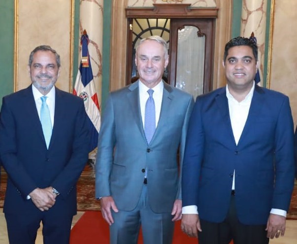 Desde la izquierda, Junior Noboa, Rob Manfred y Kelvin Cruz