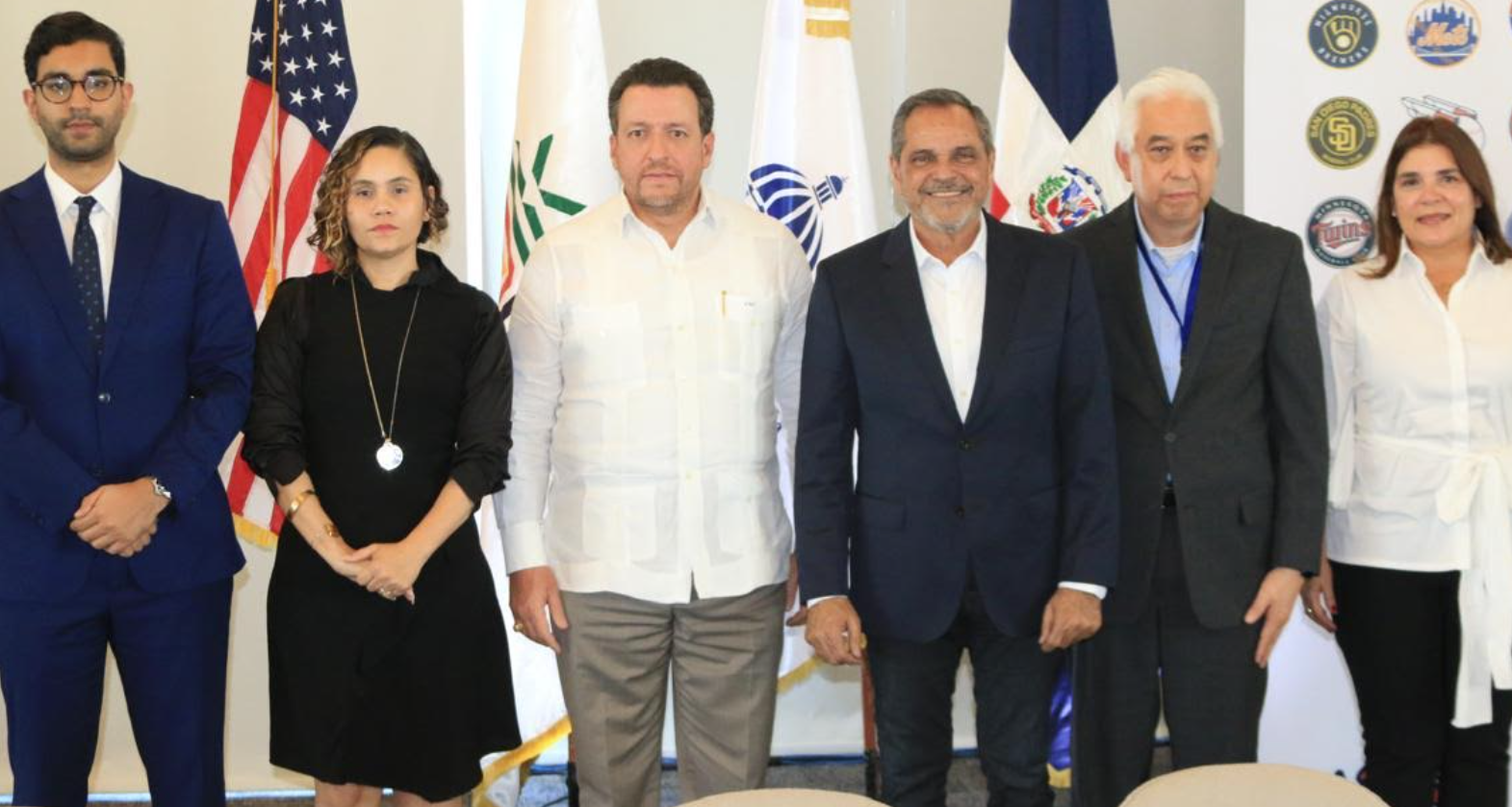 Desde la izquierda Luis Fernando Taveras, Rosa María De la Cruz Yeb, José Alejandro Aybar, Junior Noboa, Ricardo Ramirez Mendoza y Shaily Pimentel