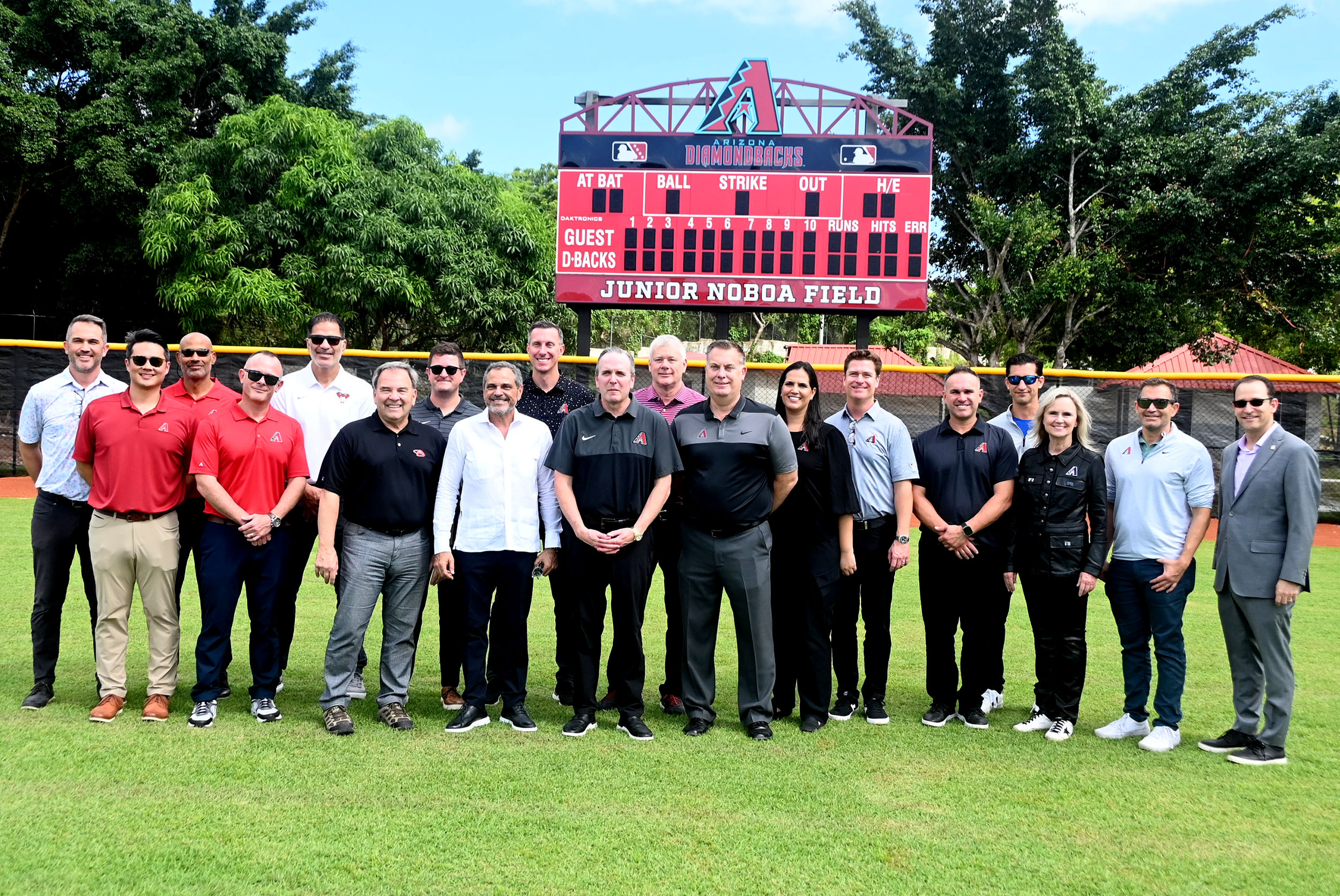 Junior Noboa junto a directivos de los Diamondbaks de Arizona