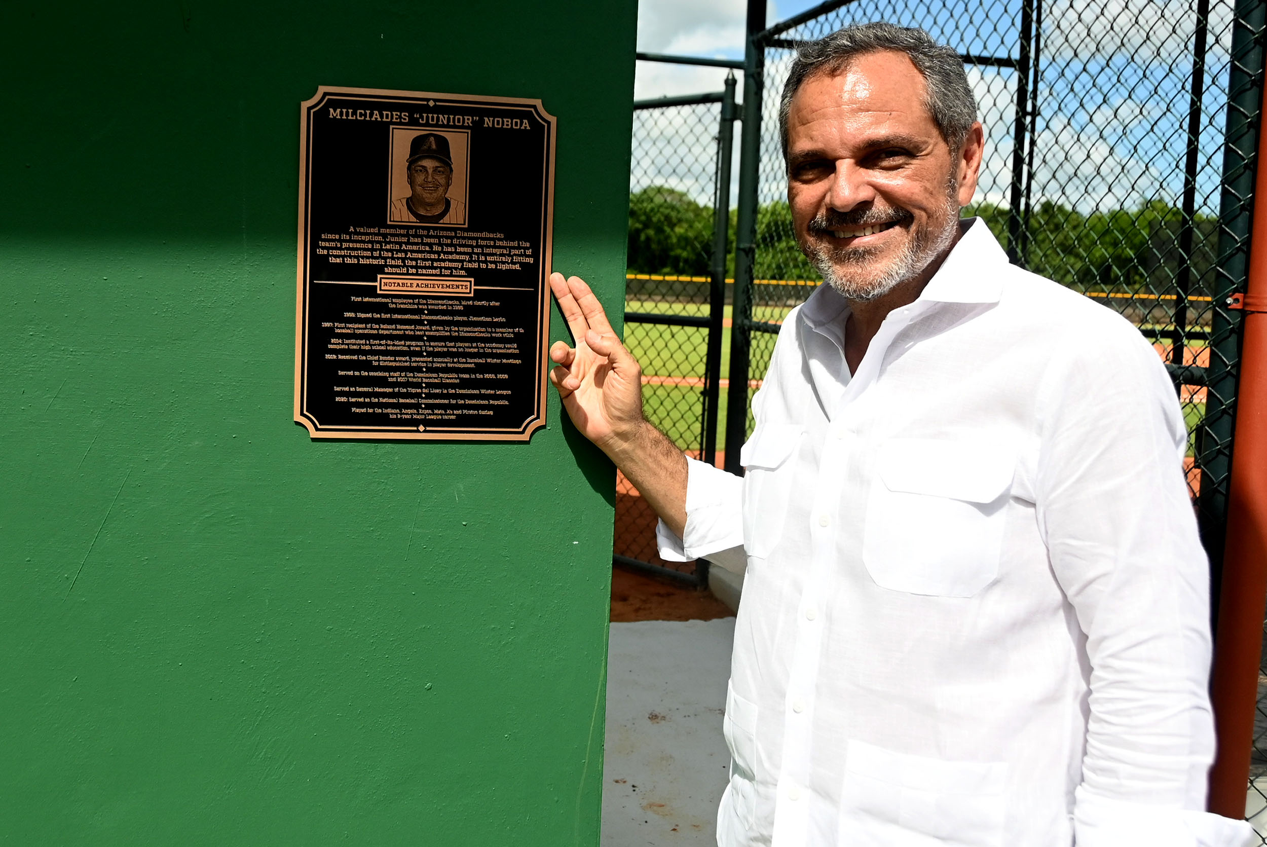 Junior Noboa señala la tarja que lleva su nombre en la academia de Arizona