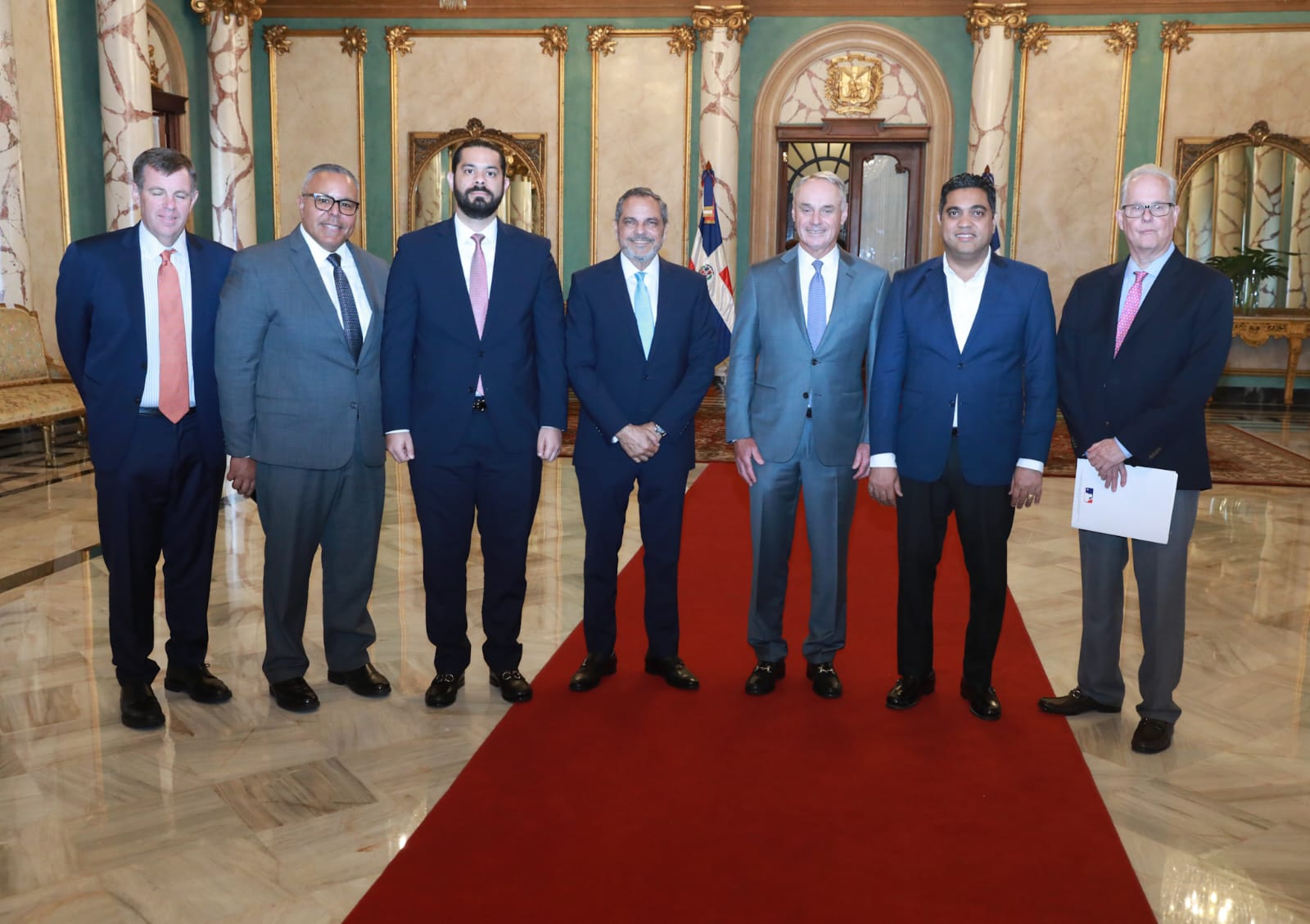 Rob Manfred junto a Junior Noboa y Kelvin Cruz