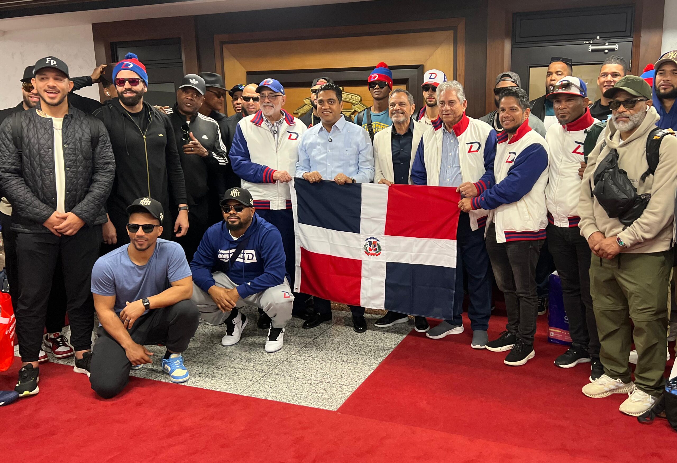 Junior Noboa junto a Kelvin Cruz y Vitelio Mejia en recibimiento equipo dominicano