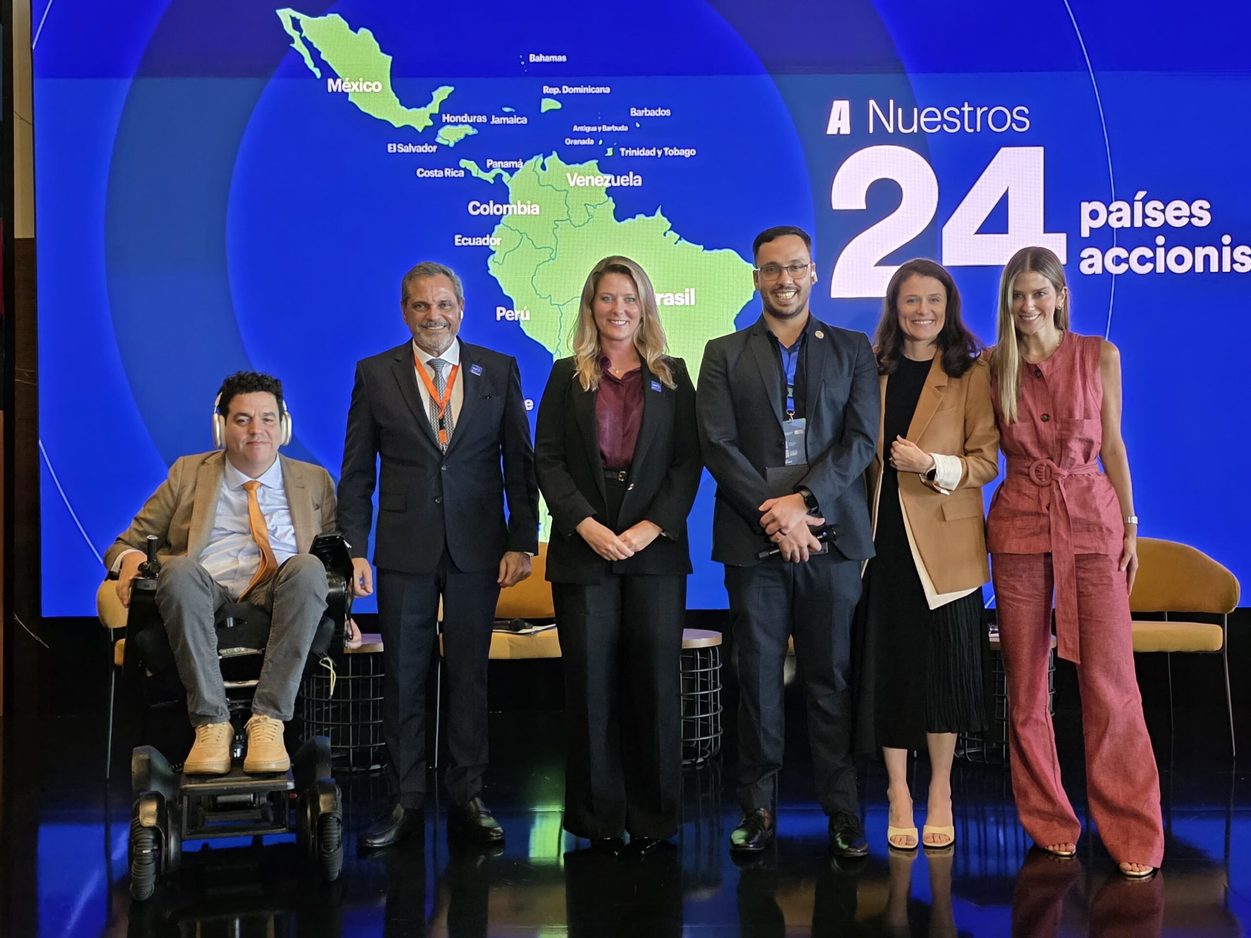 El Comisionado Junior Noboa junto a Michele Formonte, Amalia Toro y Juan Diego Blas