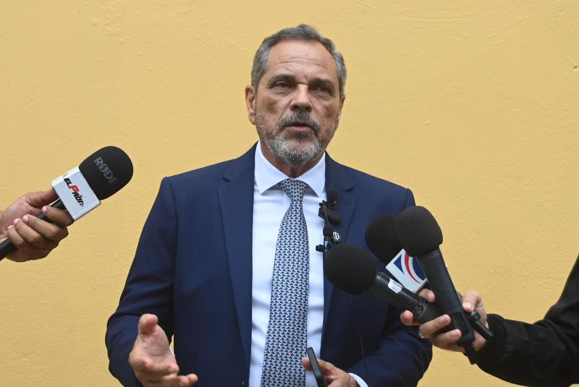 Junior Noboa, comisionado de Béisbol, ofrece declaraciones a la prensa.