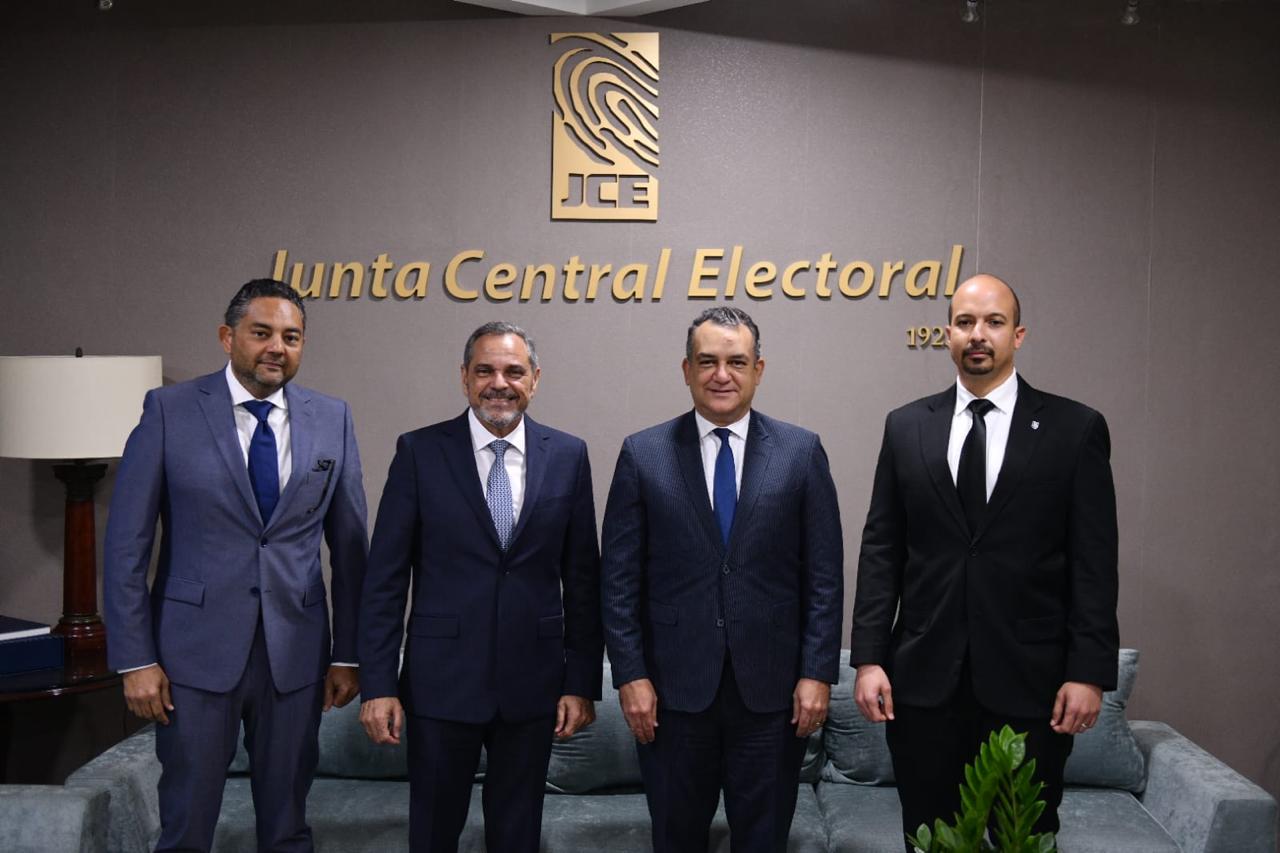 EL comisionado de Béisbol, Junior Noboa junto al presidente de la JCE, Román Jáquez
