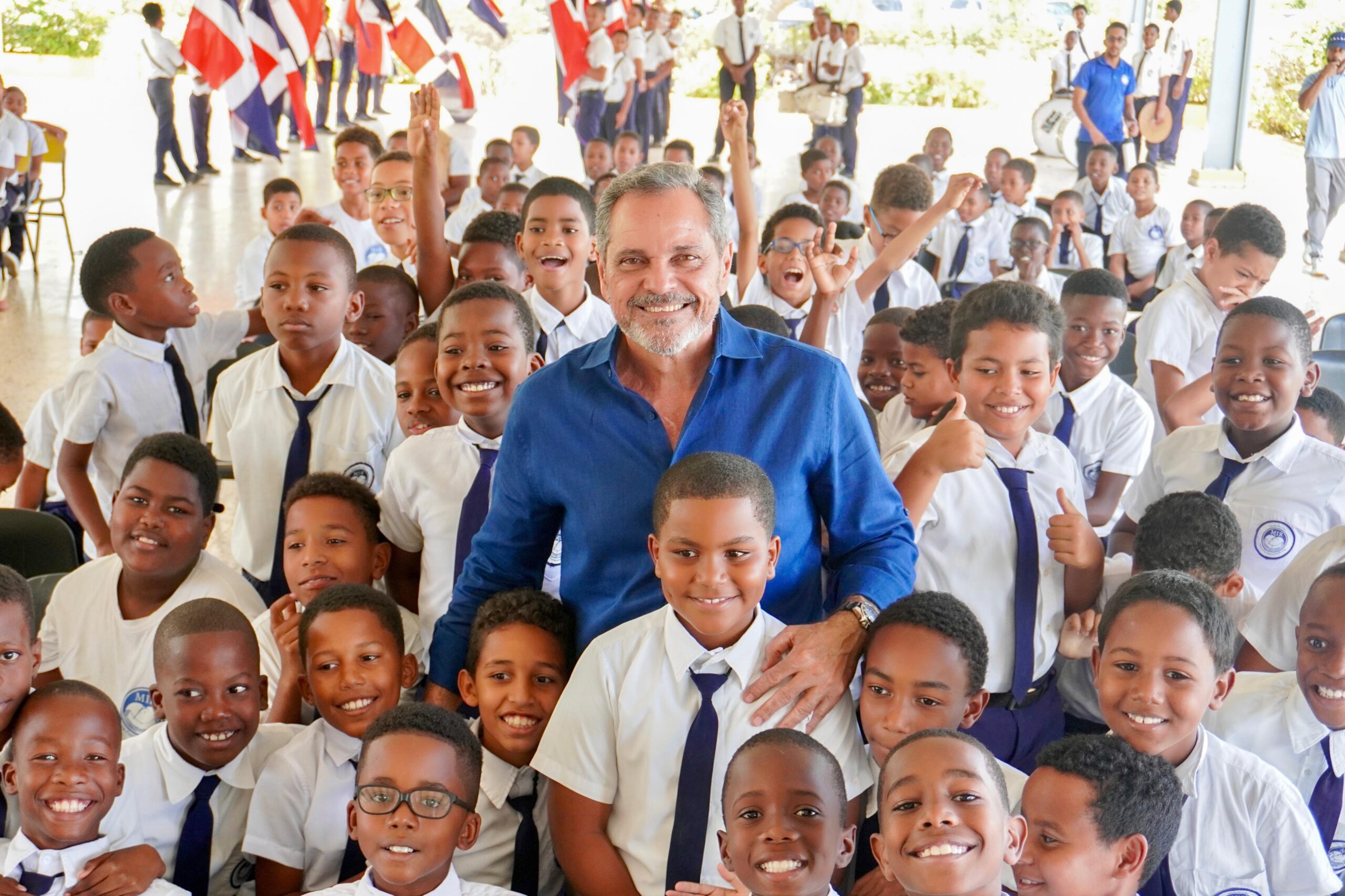 Junior Noboa, comisionado de Béisbol, junto a niños de la Fundación Mir