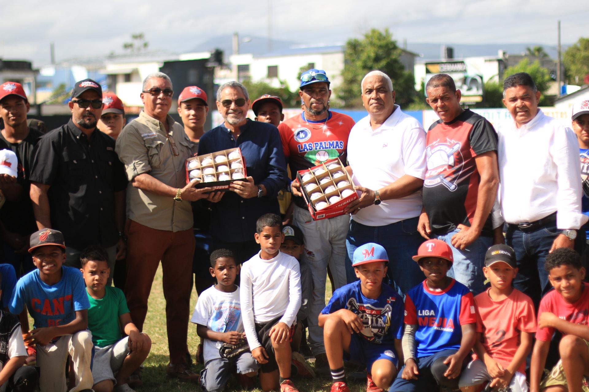 El comisionado Junior Noboa, entrega el estadio de béisbol Palmarito, además de varias cajas de pelota, a las ligas que conviven en el lugar.