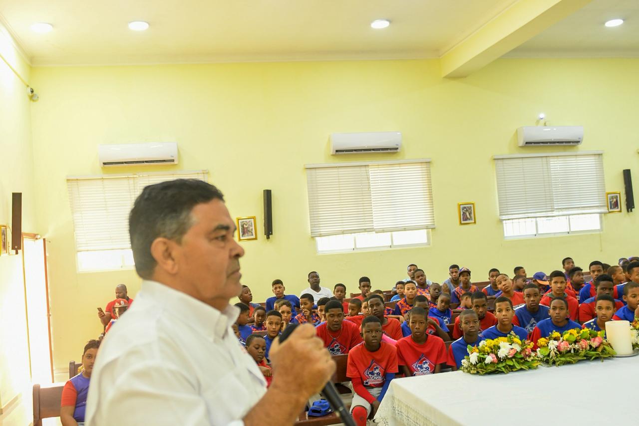 Diógenes De la Cruz, asistente del director de la DCNB Junior Noboa, ofrece las palabras iniciales en el acto.