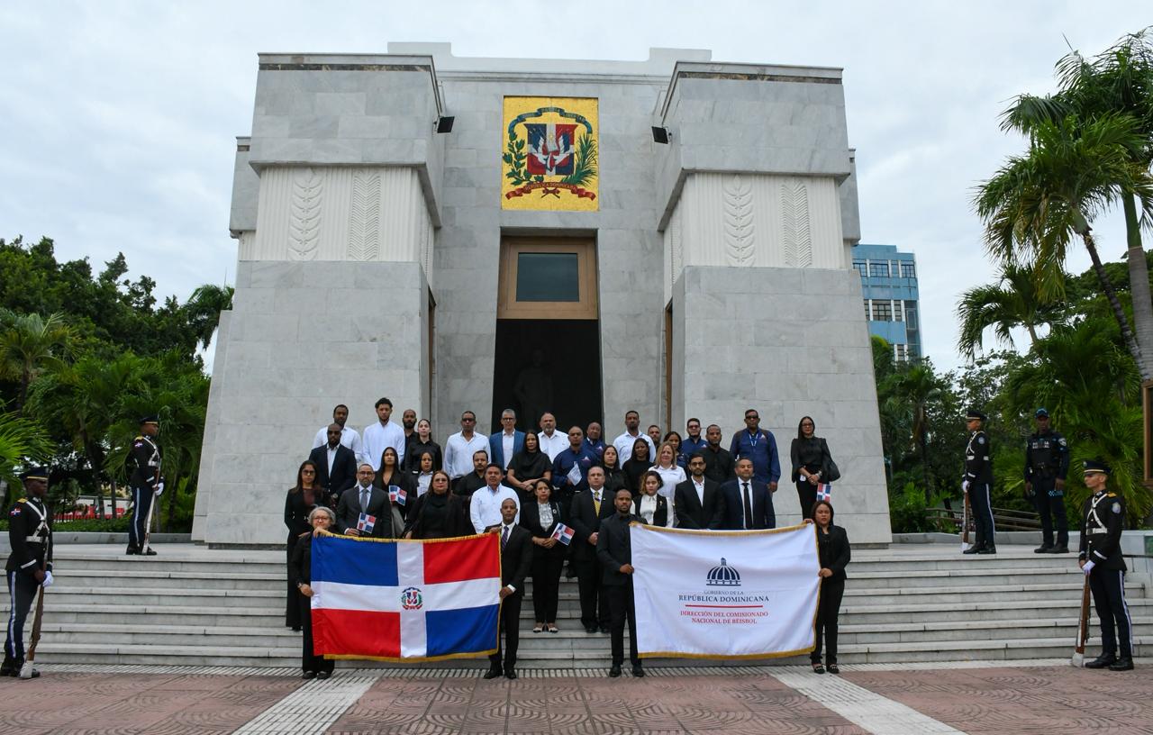 Empleados de la DCNB en el Altar de la Patria minutos después de depositar una ofrenda floral en el monumento tras conmemorarse este mes el aniversario 182 de la Independencia Nacional.