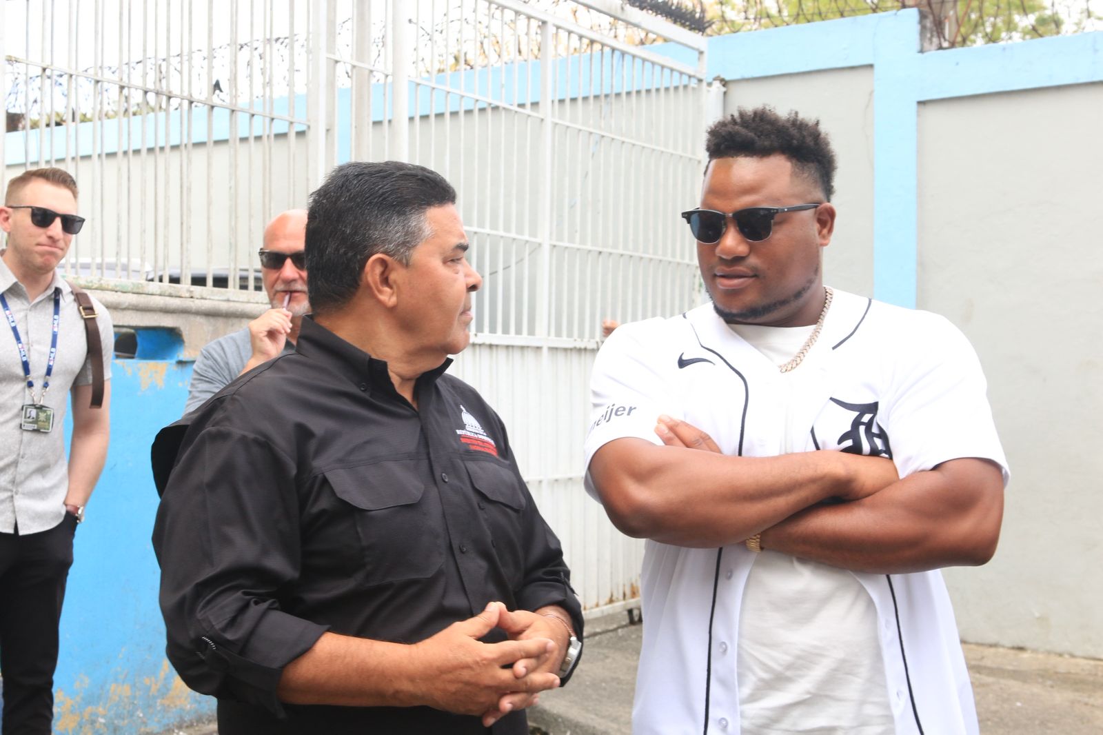 Diogenes De la Cruz, de la DCNB, converza con Framber Valdez