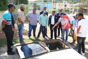 Diógenes De La Cruz (centro) escucha a los dirigentes deportivos sobre condiciones del play en Padre Las Casas