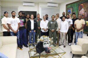 1- El Comisionado de Béisbol, Junior Noboa, junto al grupo de peloteros que arribaron al país desde Venezuela. Le acompañan el Coronel piloto, César Didiel Alarcon; el capitán y copiloto Wilmer De los Santos Hernández; Miguel Ángel Reyes Taveras, director de Protección a Nacionales del Mirex; Jatzel Román, asesor del Mirex; y el coronel Jorge Rosario.
