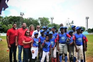 El Comisionado de Béisbol, Junior Noboa, junto a niños que compiten en el torneo infantil. Le acompañan el expelotero de Grandes Ligas Dámaso Marte, Gregori Canela y Lucy Vásquez, de Compassion Internacional