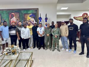Diógenes De la Cruz junto al grupo de jugadores que arribó al país desde Venezuela. Le acompañan el coronel Robert García y el coronel paracaidista Osvaldo W. Montero