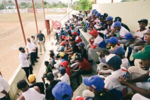 Ejecutivos de la Dirección del Comisionado Nacional de Béisbol mientras impartían una charla motivacional a los integrantes de la Liga Deportiva Alex Reyes. Figuran Diógenes de la Cruz, Daniel Ramírez, Ysmerlin Alcántara y Félix Lagares .