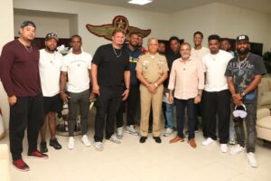 1- El ministro de Defensa, el teniente general Carlos Antonio Fernández Onofre y el Comisionado Nacional de Béisbol, Junior Noboa, junto al tercer grupo de jugadores que llegó al país este domingo desde Venezuela